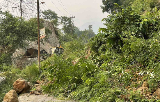 काभ्रेपलाञ्चोकमा पहिरोको जोखिम अध्ययन गर्दै भूगर्भविद्